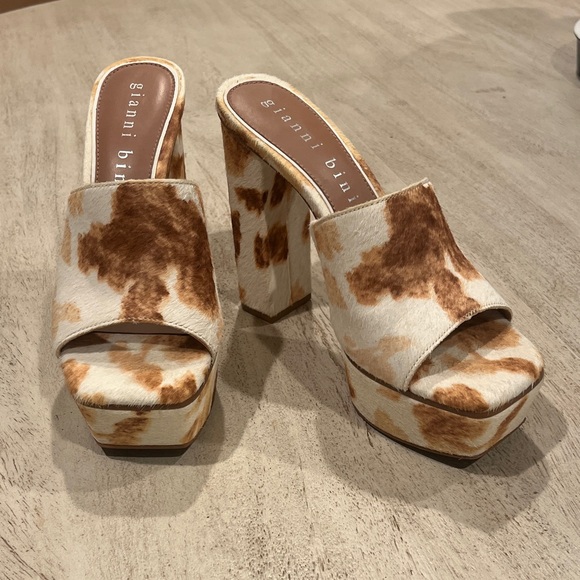 Gianni Bini Women's Tan and Cream Cow Hide & Cow Print Mules - Picture 2 of 6